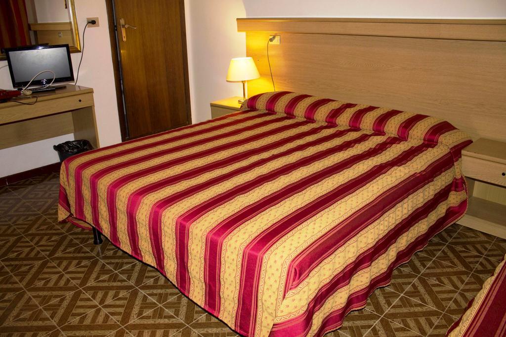 Hotel Tito Mestre Exteriör bild