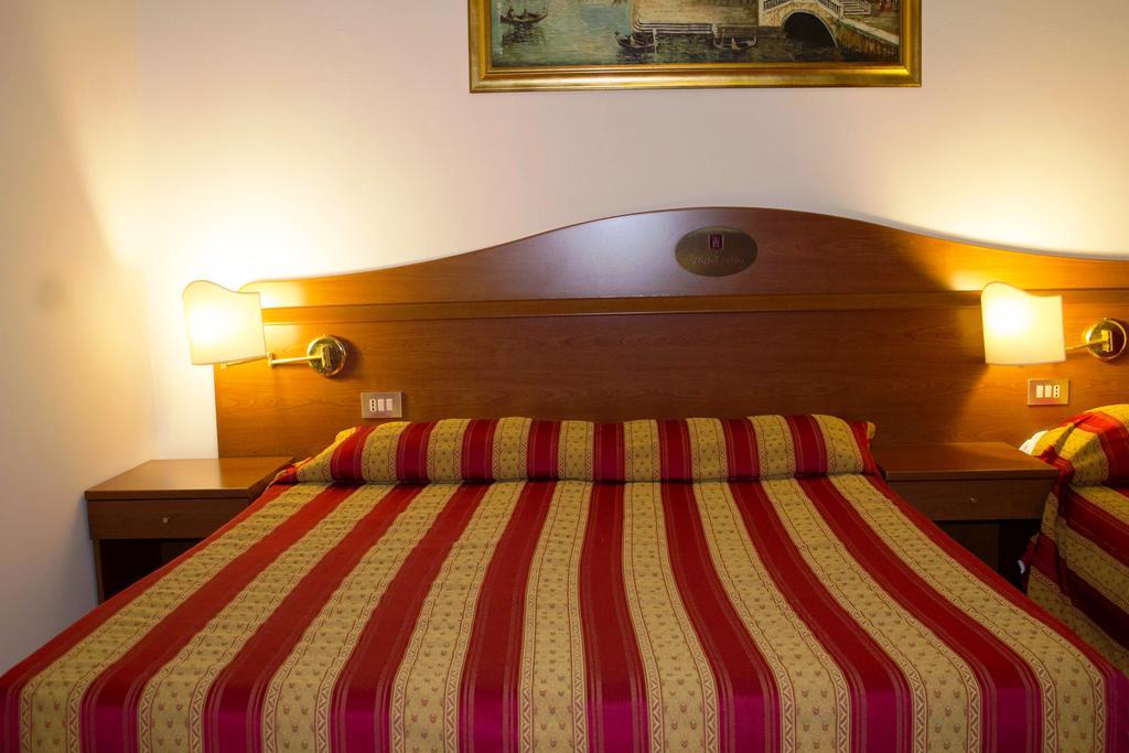 Hotel Tito Mestre Exteriör bild